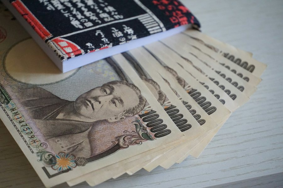 扇状に広げられた一万円札