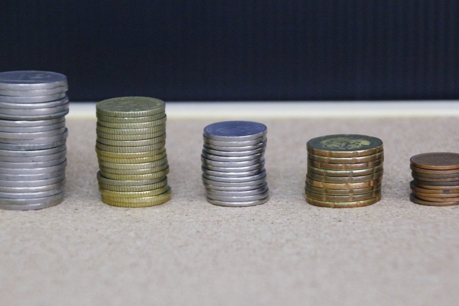 高さを変えて積み上げた硬貨